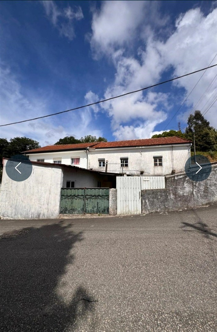 Prédio com 3 Habitações, Garagem e Terreno em Grijó