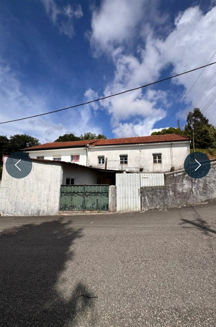 Prédio com 3 Habitações, Garagem e Terreno em Grijó